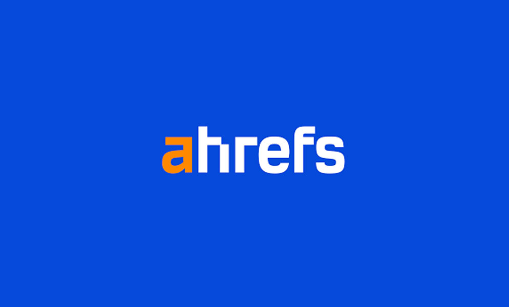 Ahrefs es una plataforma integral de marketing y SEO que ofrece herramientas para analizar y mejorar el rendimiento de sitios web en motores de búsqueda Herramienta de IA para SEO